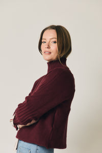 Jersey manga canalé cuello alto vino