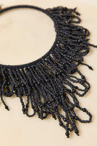 Collar de cuentas azul con flecos
