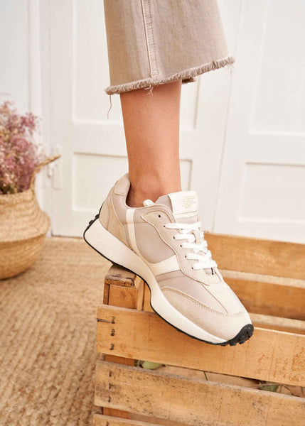 Cargar imagen en el visor de la galería, Zapatilla deportiva beige
