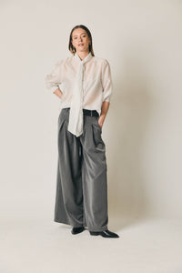 Pantalón ancho con pinzas gris