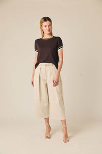 Pantalón cropped con cinturón beige