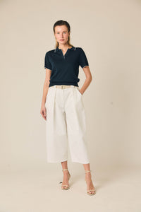 Pantalón cropped con cinturón blanco
