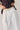 Pantalón cropped con cinturón blanco