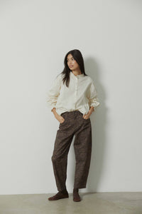 Pantalón barrel estampado paisley marrón