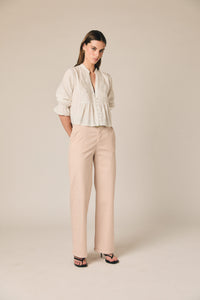 Calças retas rosa com cinto forrado