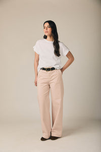 Pantalón recto de vestir con cinturón rosa