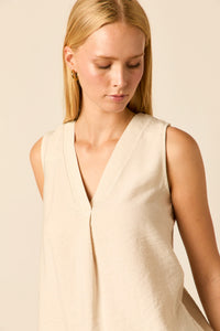 Top sin mangas beige con escote pico