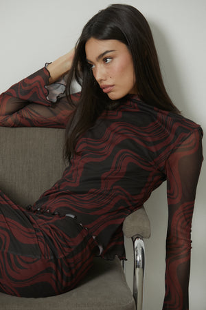 Top de tul estampado ondas teja
