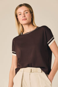 Top de punto amplio con ribete marrón