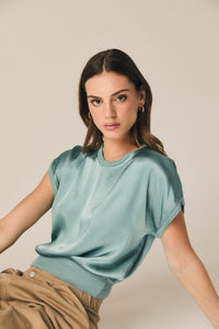 Top de raso con manga corta en color aguamarina