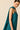 Vestido con capa de gasa y abertura azul petróleo