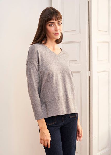 Cargar imagen en el visor de la galería, Jersey básico cuello pico gris
