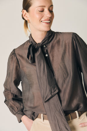 Blusa fina castanha com laço no pescoço
