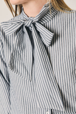 Blusa fina riscas laço azul-marinho