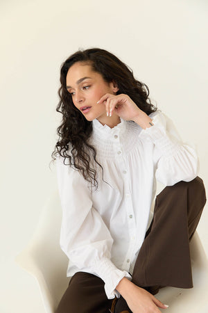 Camisa branca com gola franzida elástica