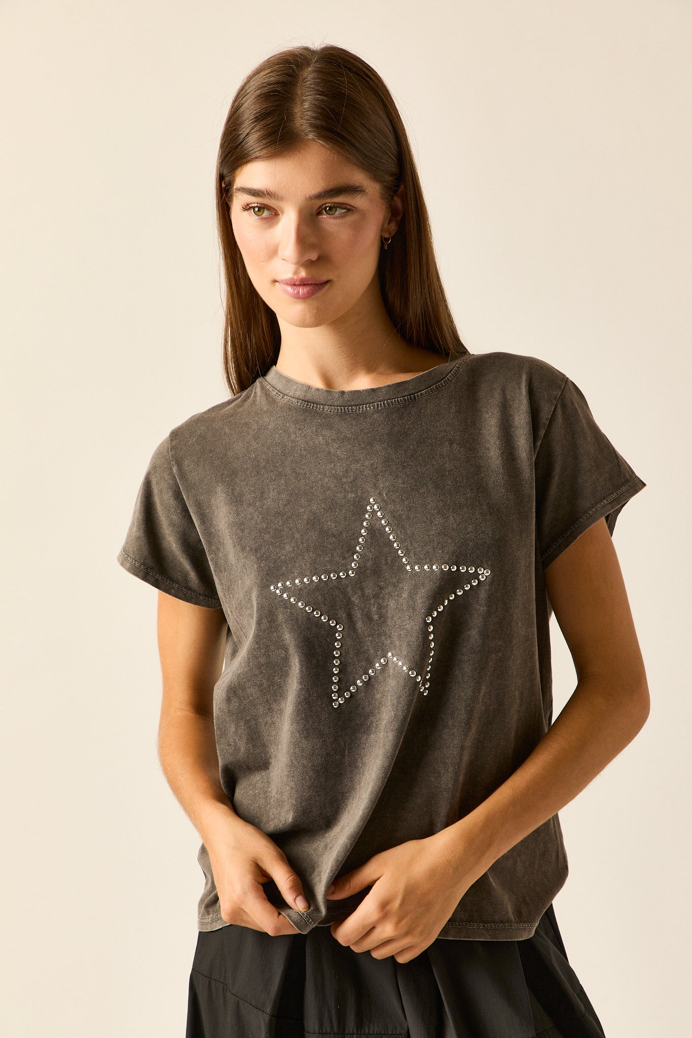 Camiseta gris con estrella de tachas y efecto lavado Algo Bonito