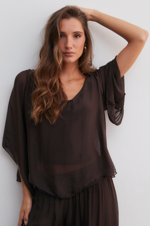 Blusa fluida castanha com manga 3/4 ampla