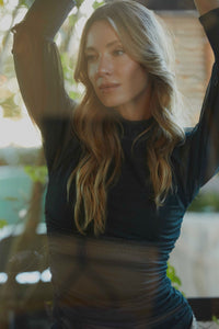 Top de tul cuello alto verde