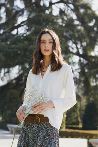 Blusa satinada cuello mao blanco