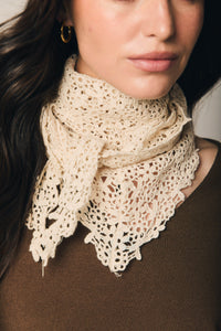 Lenço crochet em tom natural